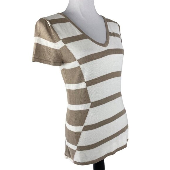 Cyrus Women's Off-White and Tan Striped V-Neck Short Sleeve Knit Sweater S/C34 - Picture 3 of 9